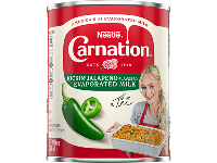 Lata roja y blanca de Carnation con toques verdes e imágenes de jalapeños, foto de la chef Tini Younger con una cacerola.