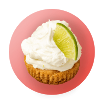 Una tarteleta pequeña de lima y limón con queso crema de lima y limón.