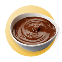 Un tazón blanco de pudín de chocolate contra un círculo amarillo degradado.