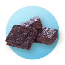 Tres brownies de chocolate apilados contra un círculo azul claro.