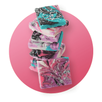 Una pila alta de caramelos blandos galácticos.